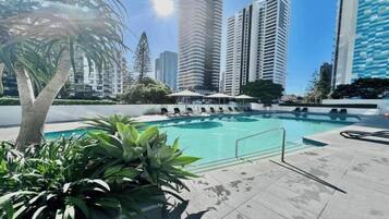 Een binnenzwembad en een buitenzwembad