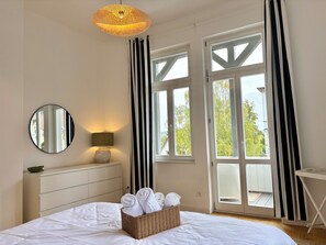 2 bedrooms, travel cot, free WiFi, bed sheets