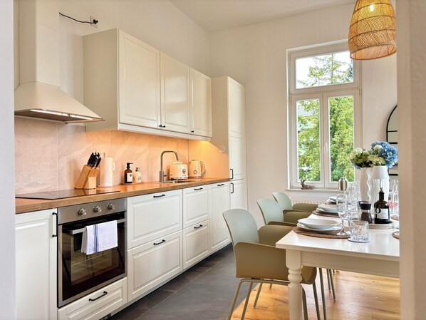 Fridge, microwave, oven, stovetop