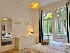 2 室のベッドルーム、旅行用ベビーベッド、WiFi (無料)、ベッドシーツ
