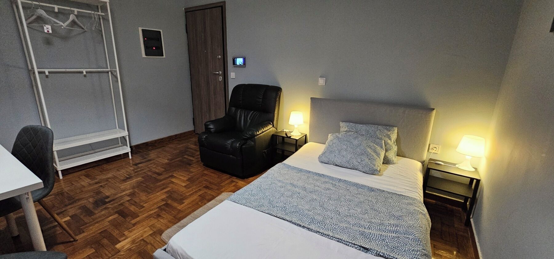 1 soverom, strykejern/-brett, internettilgang og sengetøy