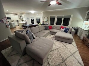 TV, fireplace - LOCATION A+++ Large Home sleeps 15, walk to dinner & shopping, <10 min to ND! (Granger)