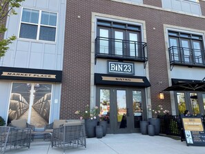 Exterior detail - LOCATION A+++ Large Home sleeps 15, walk to dinner & shopping, <10 min to ND! (Granger)