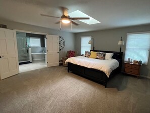 5 bedrooms, iron/ironing board, free WiFi, bed sheets - LOCATION A+++ Large Home sleeps 15, walk to dinner & shopping, <10 min to ND! (Granger)