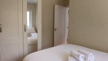 3 bedrooms, iron/ironing board, travel cot, Internet