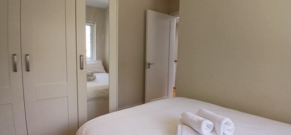 3 quartos, ferros/tábuas de passar roupa, berço de viagem