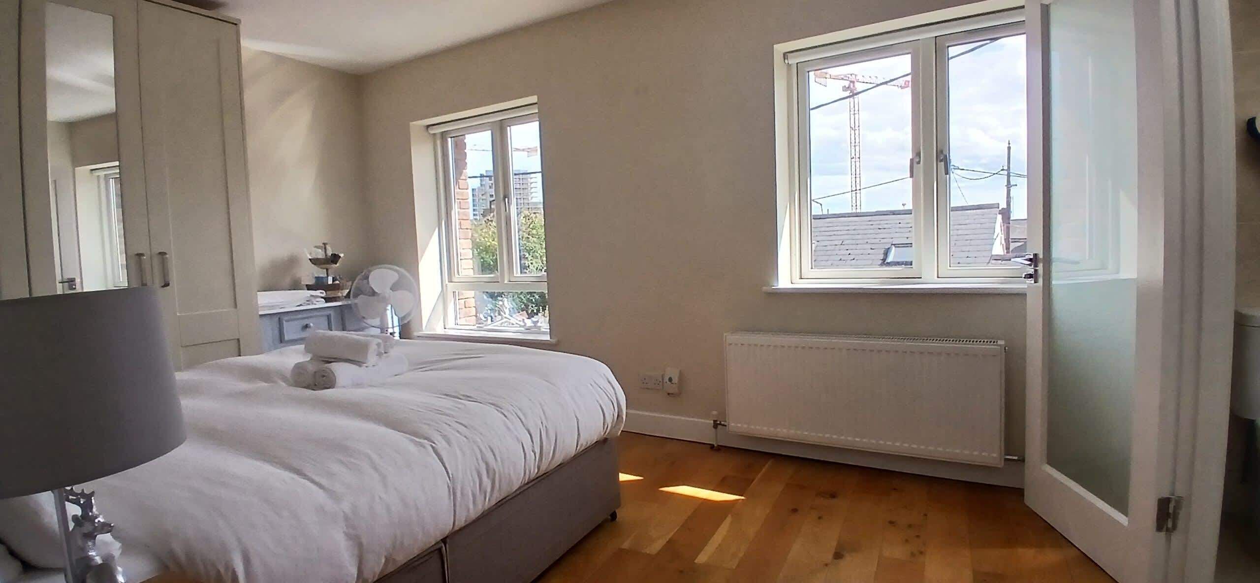 3 habitaciones, tabla de planchar con plancha, cuna de viaje y internet 