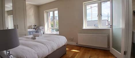 3 habitaciones, tabla de planchar con plancha, cuna de viaje y internet