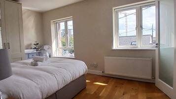 3 bedrooms, iron/ironing board, travel cot, Internet