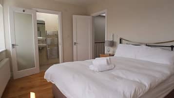 3 bedrooms, iron/ironing board, travel cot, Internet