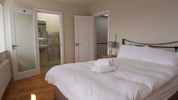 3 bedrooms, iron/ironing board, travel cot, Internet