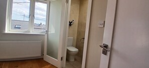 Bathroom - Spacious, LightFilled 3BD Home Beside Phoenix Park (Dublin)