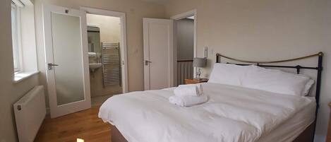 3 bedrooms, iron/ironing board, travel crib, internet