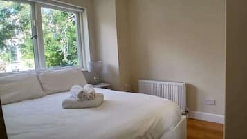 3 bedrooms, iron/ironing board, travel cot, Internet