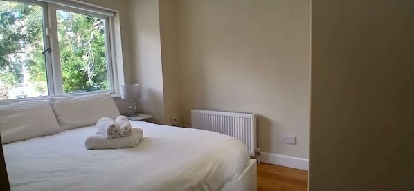 3 bedrooms, iron/ironing board, travel crib, internet