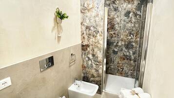 Dusche, Haartrockner, Bidet, Handtücher