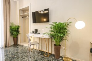 Habitación estándar doble, 1 cama de matrimonio, baño privado | Caja fuerte, escritorio, cortinas opacas y wifi gratis