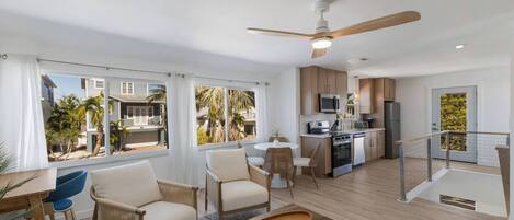 Kylskåp, mikrovågsugn, spishäll och diskmaskin