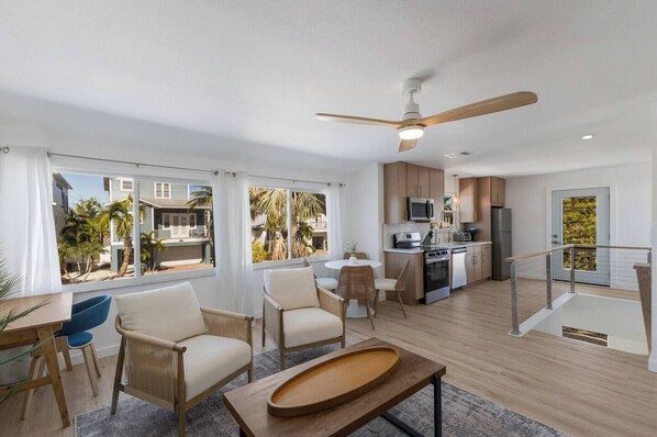 Fridge, microwave, stovetop, dishwasher - Low Tide Beach House on AMI (Bradenton Beach)