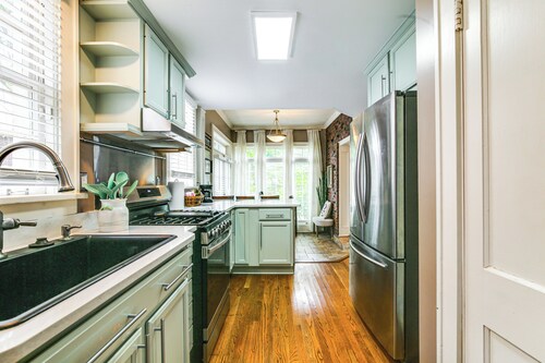 2 Mi to Memphis Zoo: Charming Home w/ Private Yard