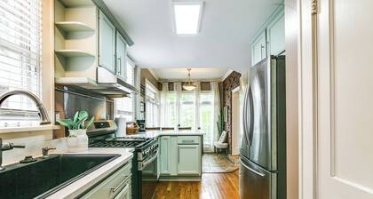 2 Mi to Memphis Zoo: Charming Home w/ Private Yard