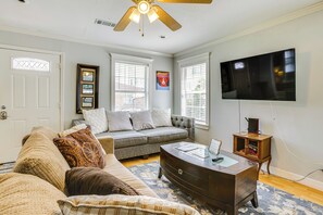 Interior - Walk to Shops & Dining: Houston Heights Home! (Houston)