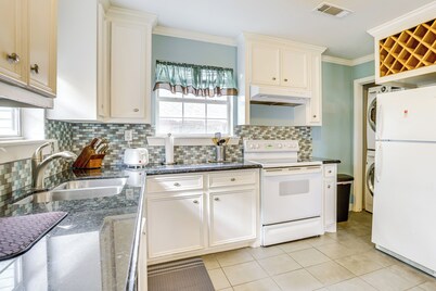 9 Mi to Downtown Houston: Cozy Cottage w/ Patio!