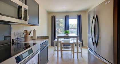 6 Mi to the Summit: Stylish Apt w/ Patio Access