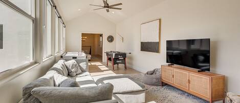House (5 Bedrooms) | Interior