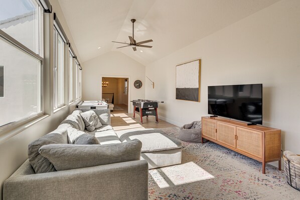 House (5 Bedrooms) | Interior