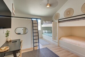 House (5 Bedrooms) | Interior