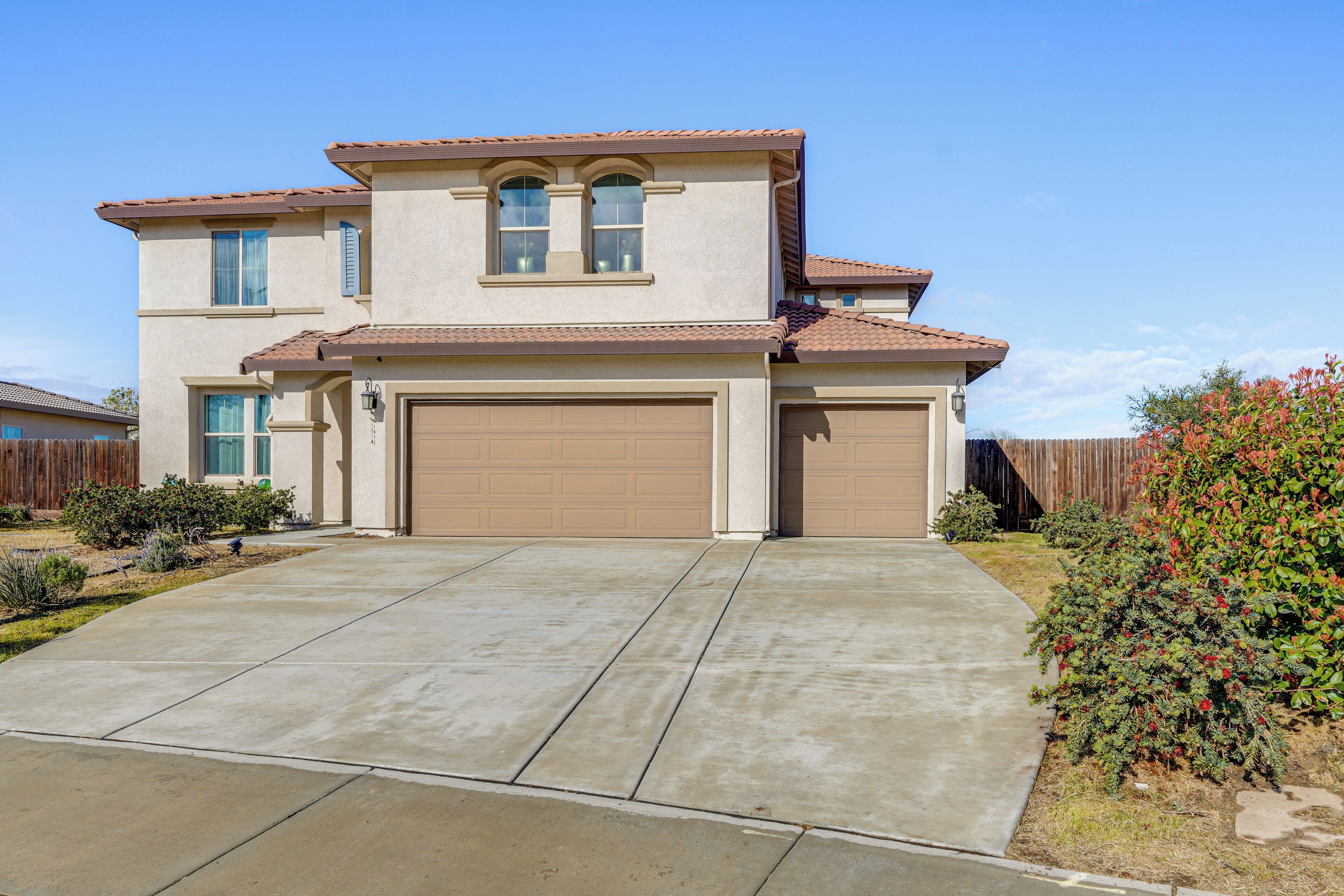 House (4 Bedrooms) | Front of property