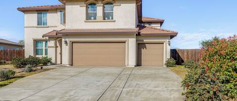 House (4 Bedrooms) | Front of property