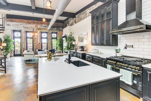 Modern Dtwn Condo w/ Balcony in Hendersonville