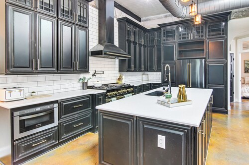 Modern Dtwn Condo w/ Balcony in Hendersonville