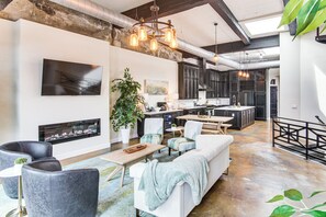 Interior - Modern Dtwn Condo w/ Balcony in Hendersonville (Hendersonville)