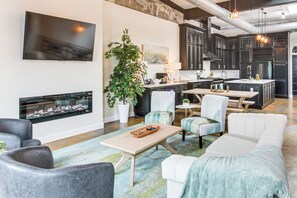 Interior - Modern Dtwn Condo w/ Balcony in Hendersonville (Hendersonville)