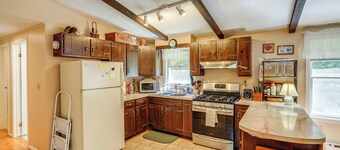 Quiet All-season Creekside Escape in Upstate!