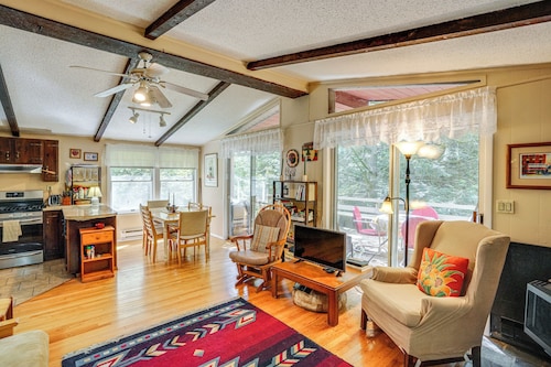 Quiet All-season Creekside Escape in Upstate!