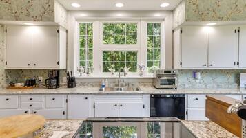 House (5 Bedrooms) | Interior