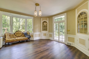 House (5 Bedrooms) | Interior