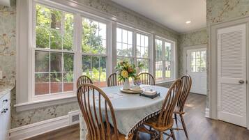 House (5 Bedrooms) | Interior