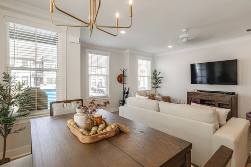 3 Mi to Ole Miss, New Build: Inviting Townhome!