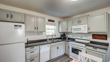 House (2 Bedrooms) | Interior