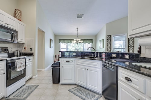 Dog-friendly Home, Lake Henderson Across Street!