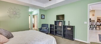 Dog-friendly Home, Lake Henderson Across Street!