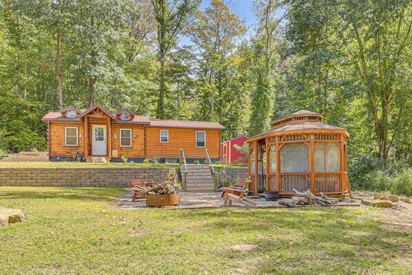 A wooden cabin with a front porch and a small wooden structure with glass panels. - Charming Couples Cabin on 40 Acres in Zanesville (Zanesville)