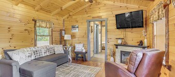 Charming Couples Cabin on 40 Acres in Zanesville