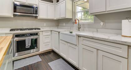 Fenced Yard: Home < 1 Mi to Mayor Pablo Peña Park