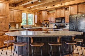 House (6 Bedrooms) | Interior